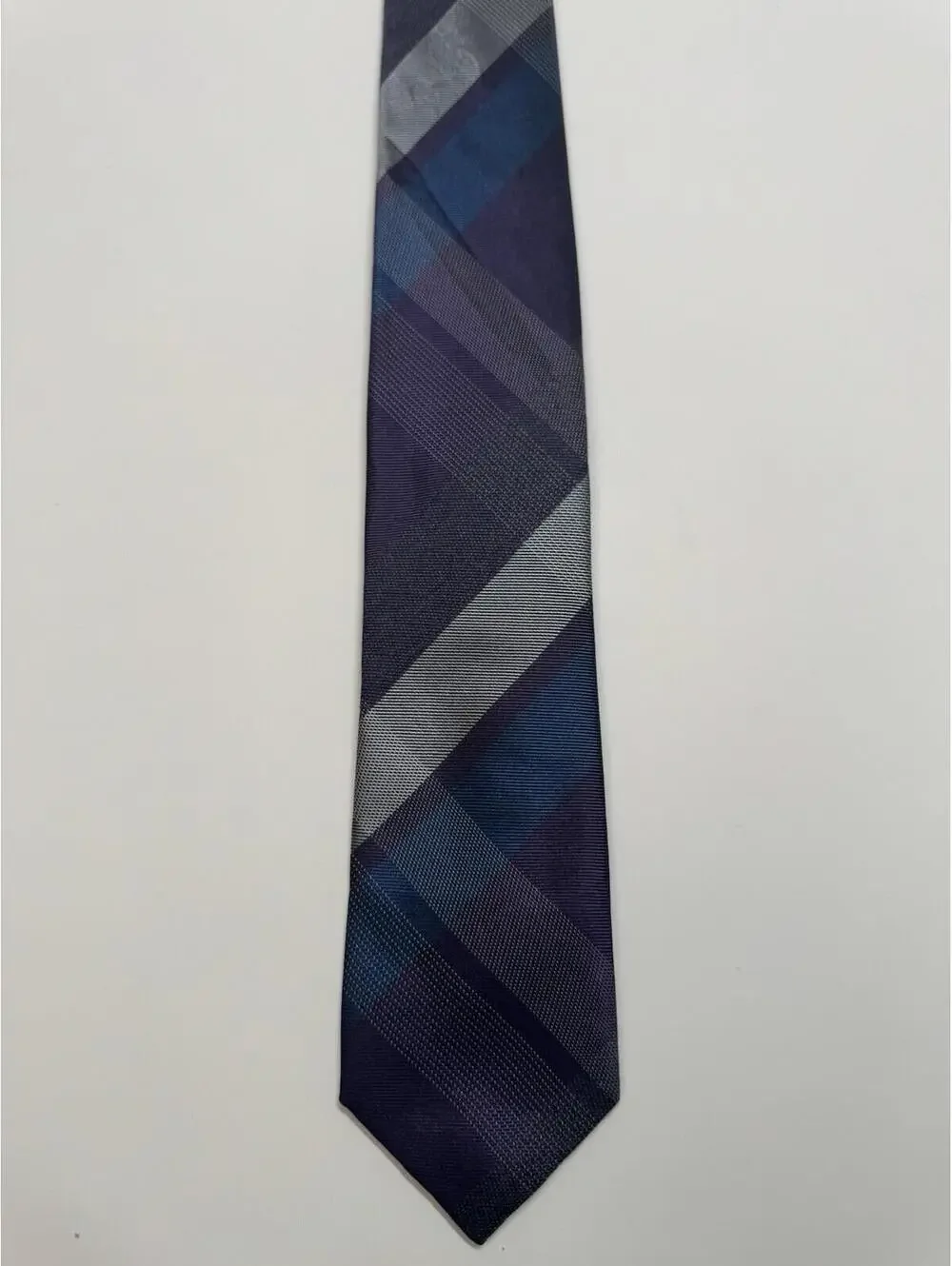 Kenneth Cole Reaction Silk Blend Tie In‎ Purple And Silver Plaid